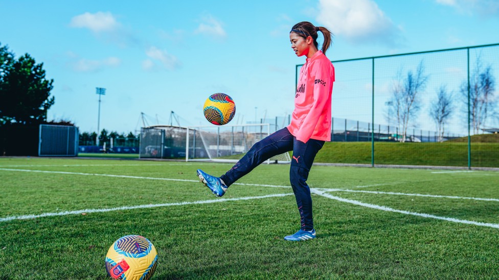 KEEPY UP : Yui Hasegawa showcases her juggling skills.