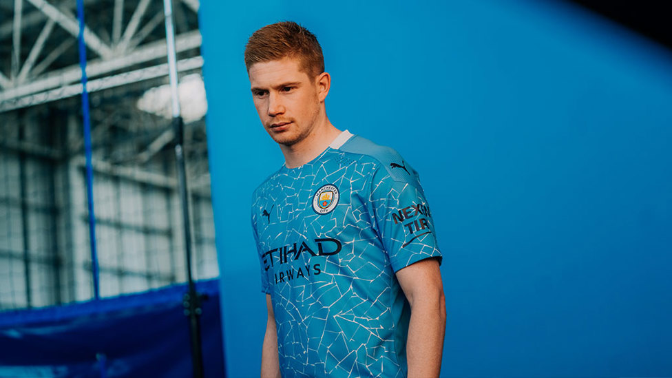 Kevin De Bruyne gets used to the new threads