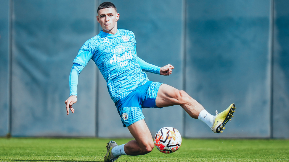 FANTASTIC MR FODEN : Phil Foden keeps the ball in play
