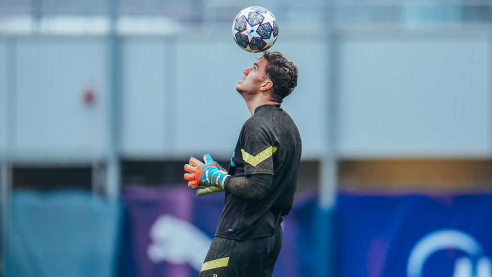 HEADS UP : Ederson cleverly keeps the ball on his head 