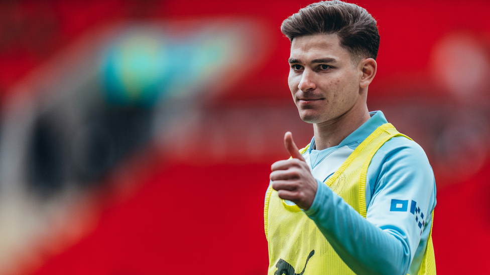 THUMBS UP : Ready for kick-off, Julian?