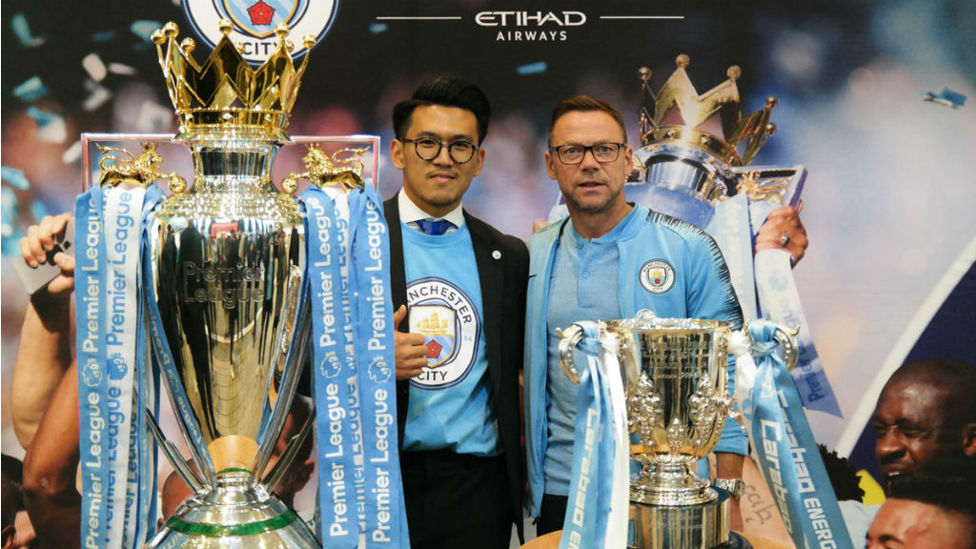 ALL SMILES : Paul Dickov with one of our fans in Chengdu