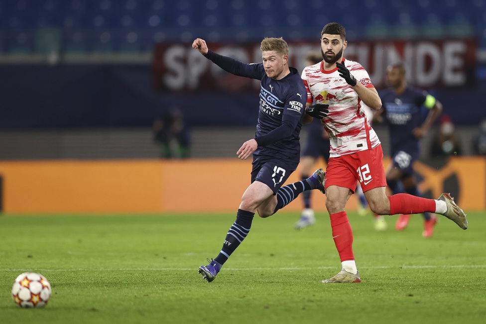 EUROPEAN NIGHTS : : Gvardiol goes shoulder to shoulder with Kevin De Bruyne in the reverse leg of their group fixture in the Champions League in December 2021 -