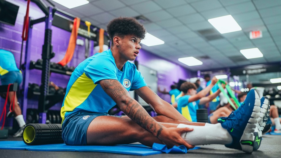 GYM WORK : Nico O'Reilly stretches out