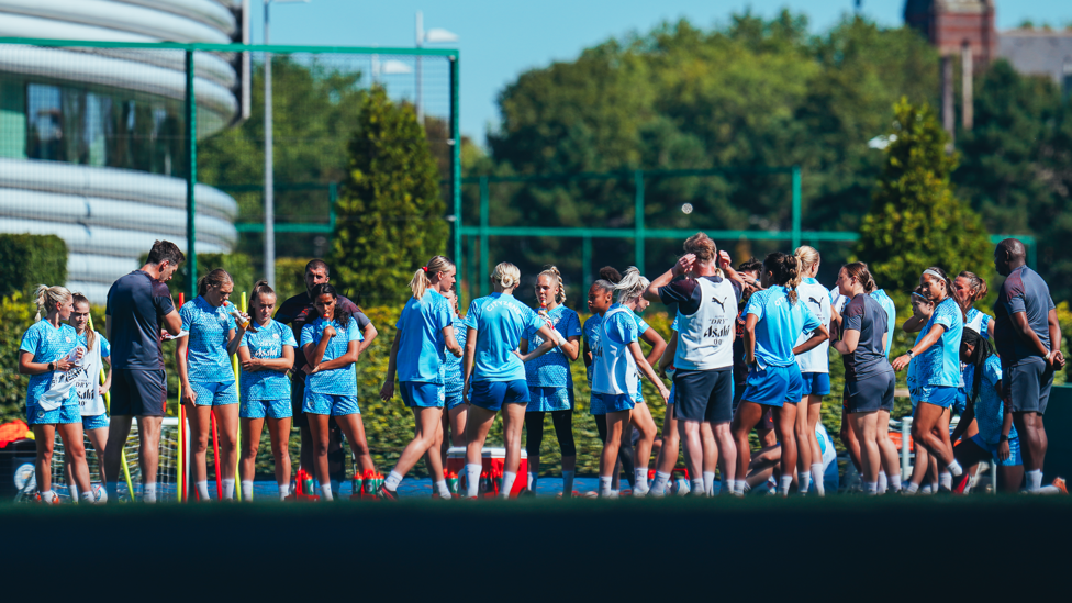 SQUAD GOALS : A quick drinks break in the Manchester sun