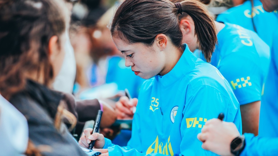 YUI SIGNS : Hasegawa meets the fans after the session