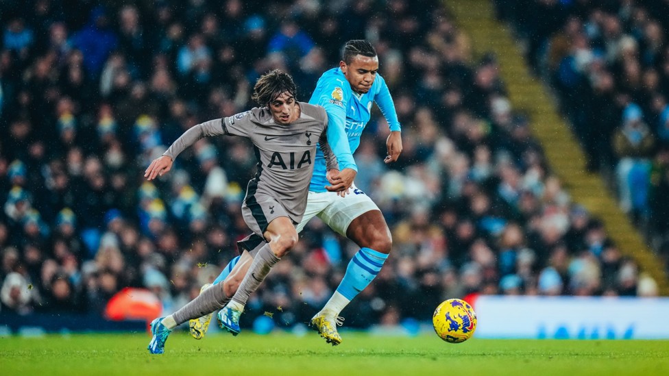 50:50 : Manuel Akanji battles for the ball with Bryan Gil