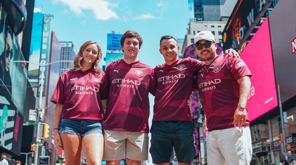 THIRD KIT CLUB : A quartet in maroon