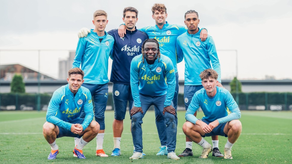 WINNERS ARE GRINNERS : The traditional photo after the small-sided game