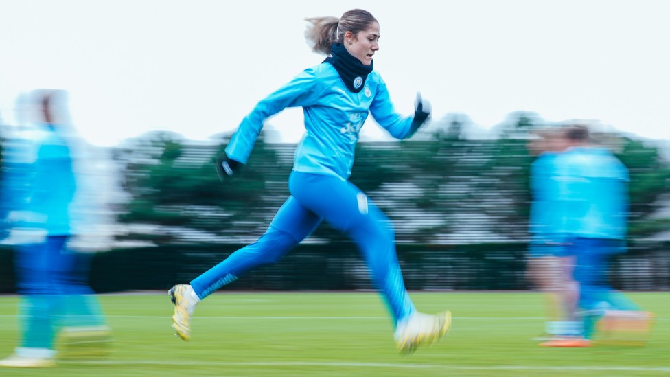 SHE'S A BLUR : Laia Aleixandri shows her speed in training