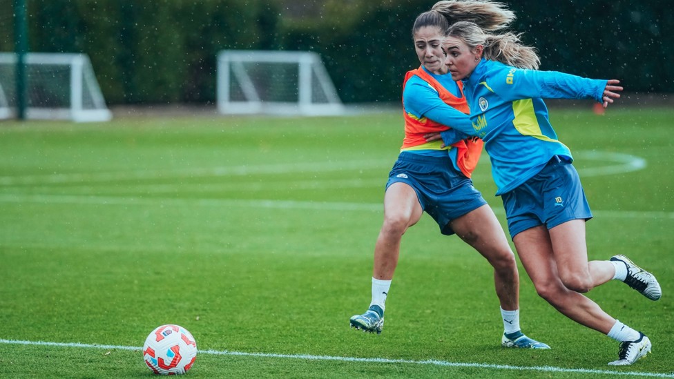 TUSSLE  : Laia Aleixandri and Jill Roord battle for the ball