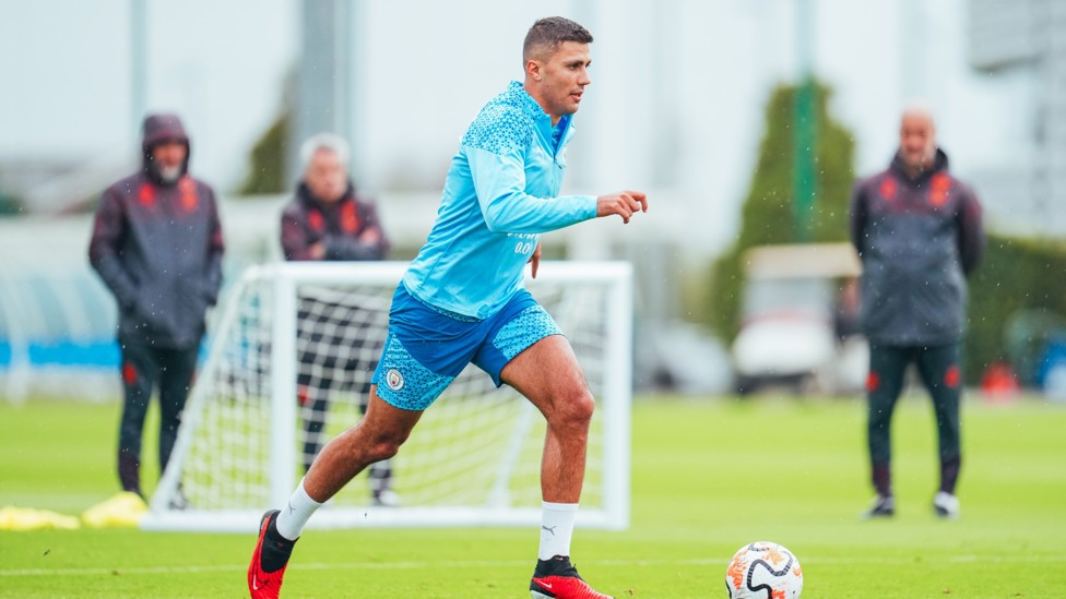 CAN WE TALK ABOUT RODRI? : He's running with the ball!