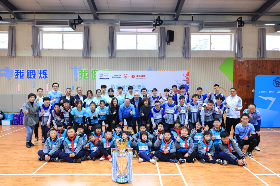 1 : Young Leaders and participants pose with Paul Dickov and the Premier League Trophy