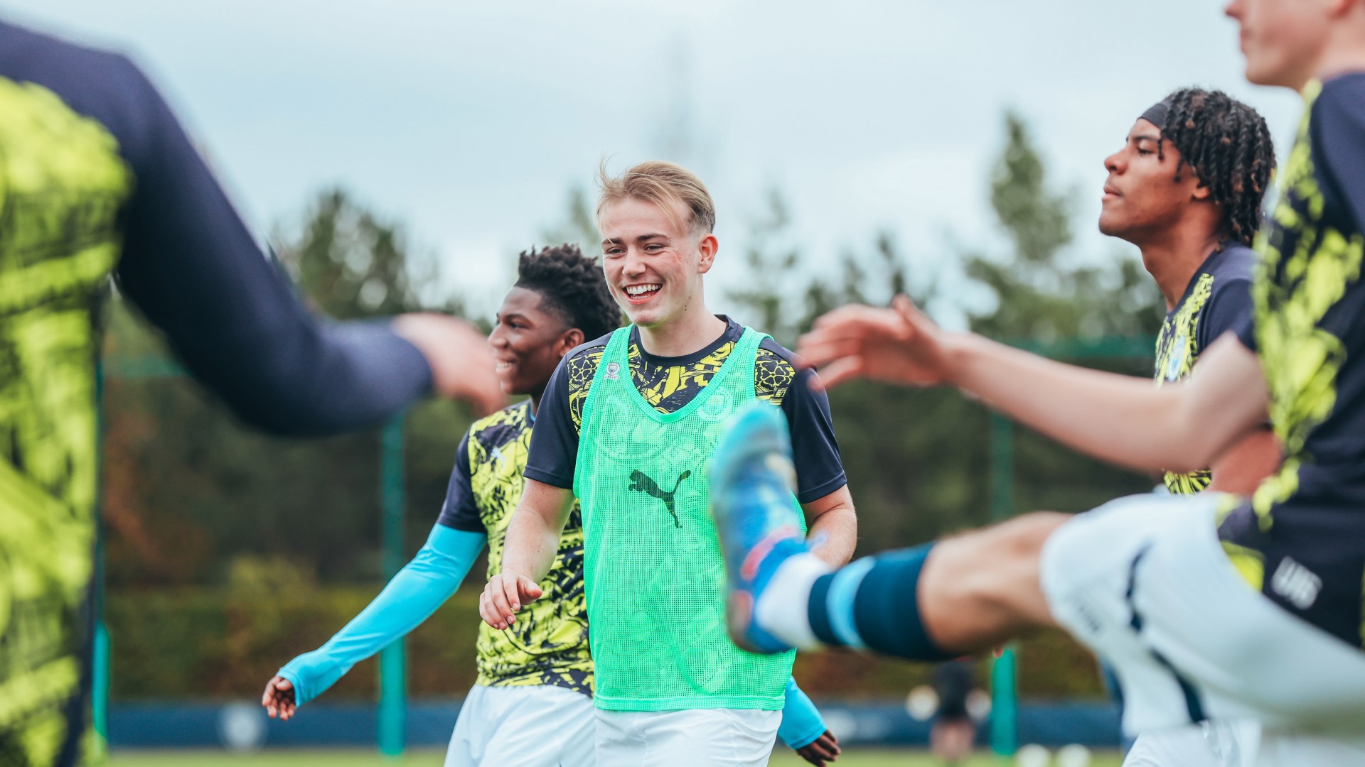  : Oliver Tevenan in high spirits ahead of kick-off. 