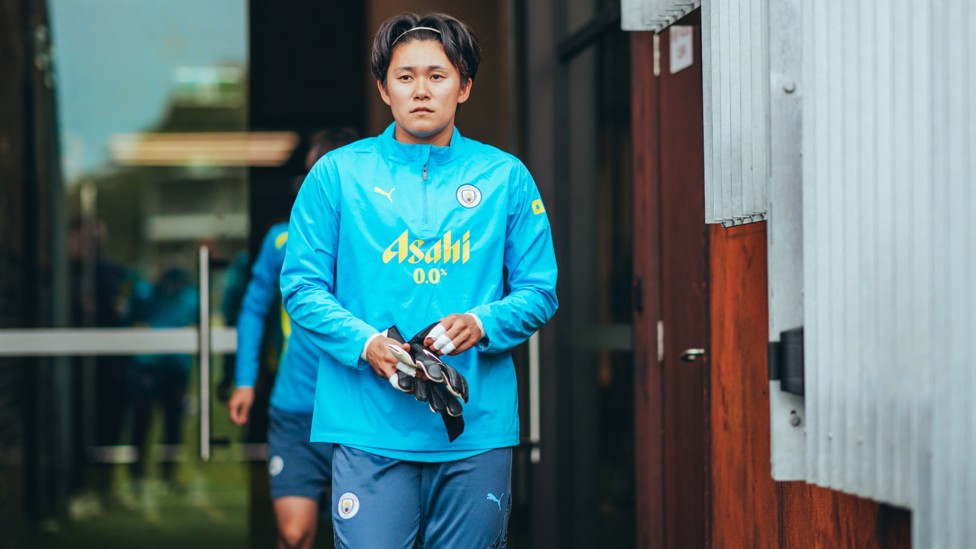 THE GLOVES ARE ON : Ayaka Yamashita prepares for her first session as a City player