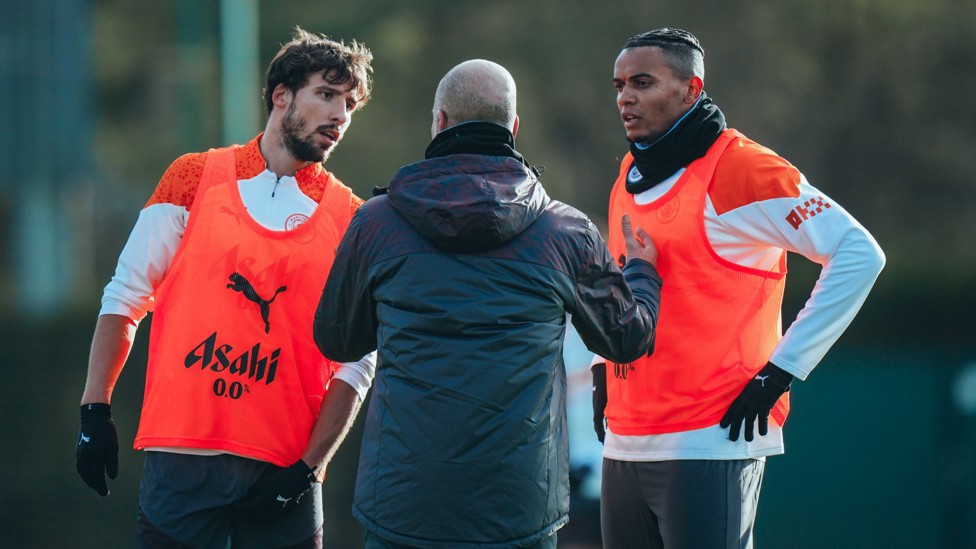 PEP TALK  : Pep Guardiola speaks to Ruben Dias and Manuel Akanji.