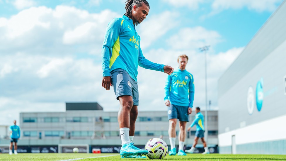 OFF THE WALL : Nathan Ake gets ready for training