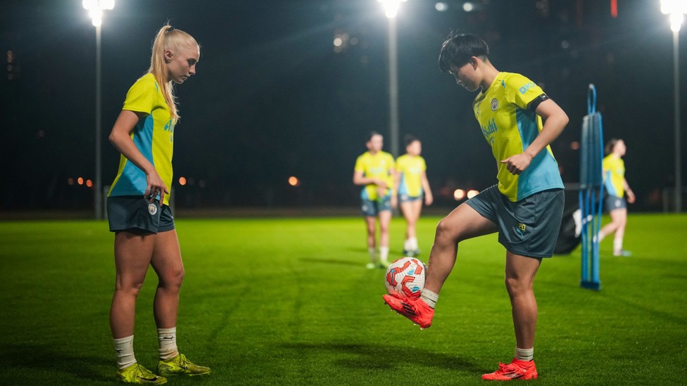 SKILL SCHOOL : Laura Blindkilde Brown and Aoba Fujino show off their first touch