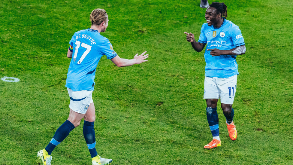 BELGIAN BROS : KDB and Doku celebrate.