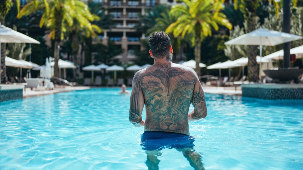 GUESS WHO : Who's the tattooed star?