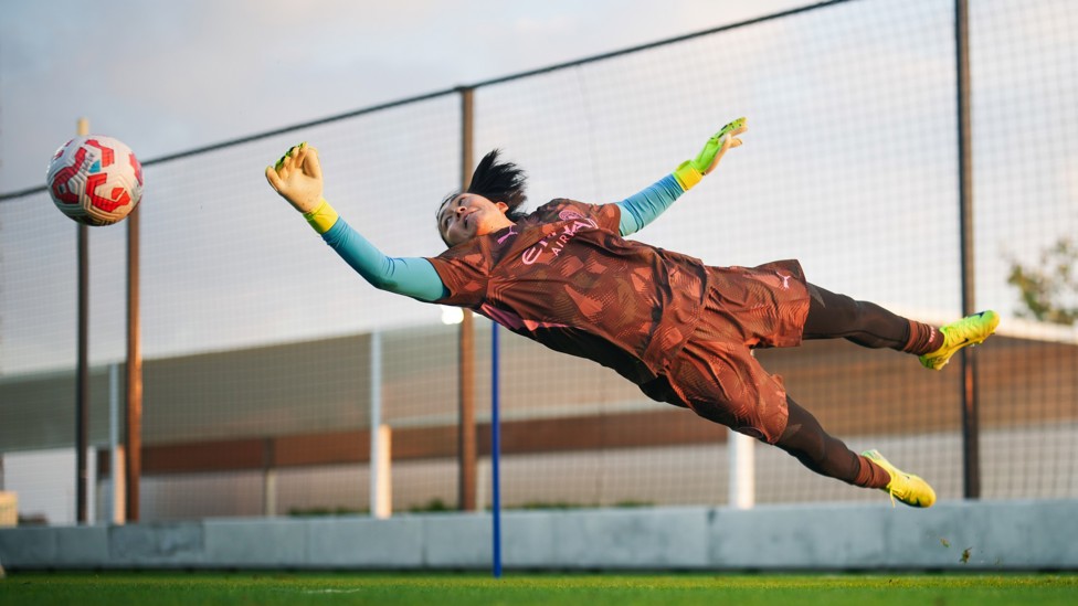 FULL STRETCH : Ayaka Yamashita makes the save