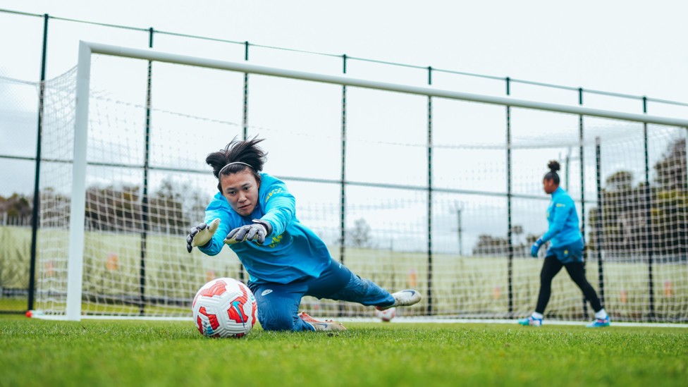 FULL STRETCH : Ayaka Yamashita dives on the ball