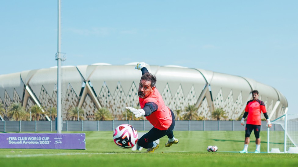 GET LOW : Scott Carson on the stretch!