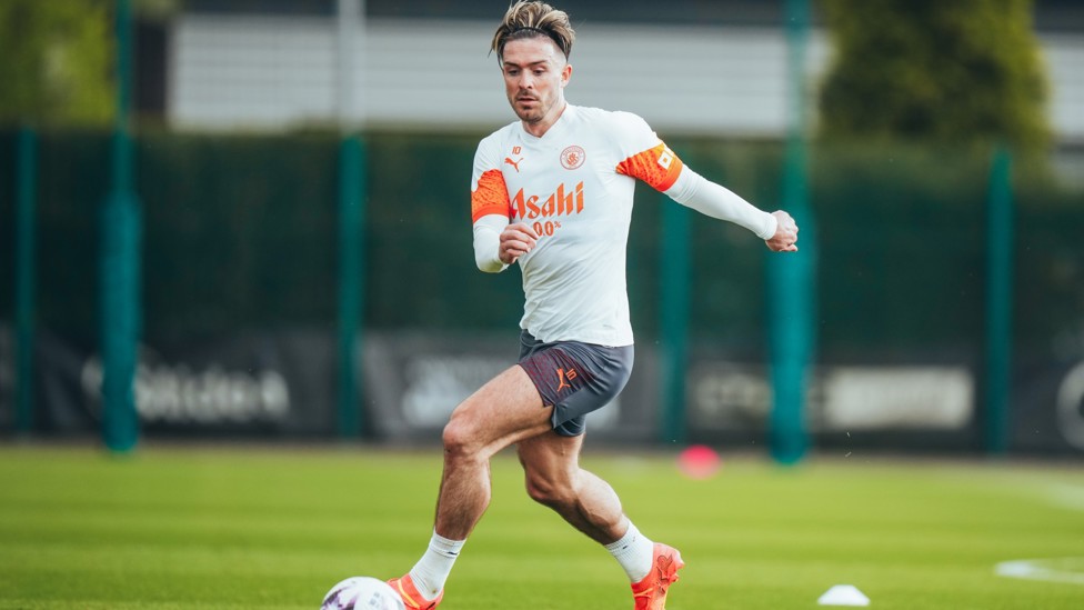 SUPER JACK : Grealish on the ball.