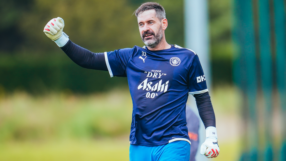 SUPER SCOTT : Scott Carson warms up before the session.