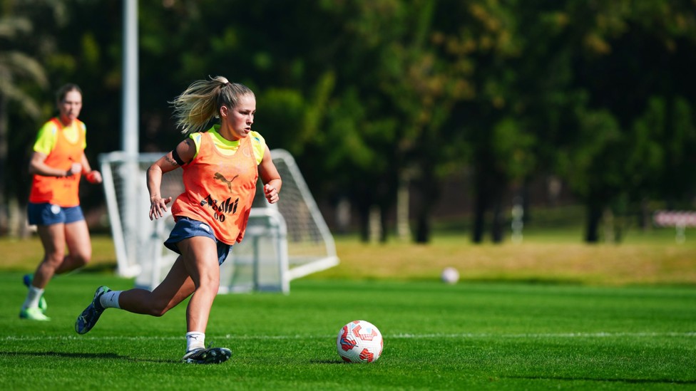 FLYING FULL-BACK : Tara O'Hanlon drives on