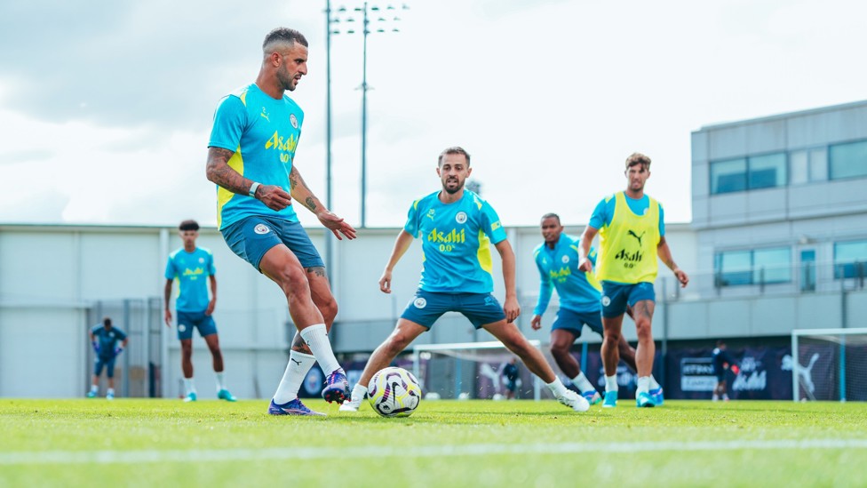 SPLIT SCREEN : Bernardo Silva watches Kyle Walker's pass