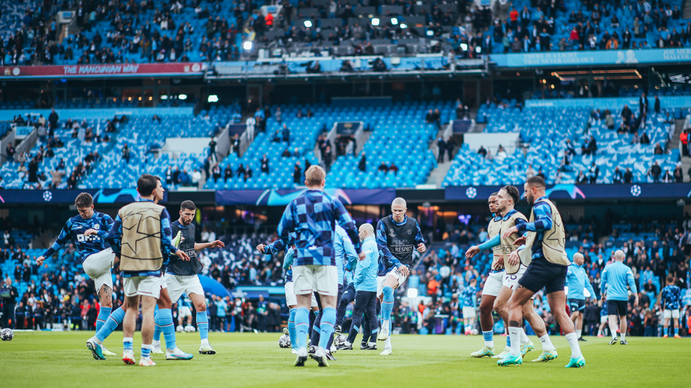 GET LOOSE : The players go through their pre-match drills.