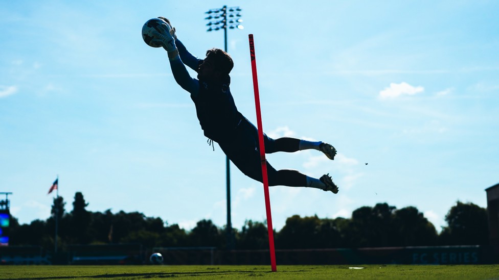 FULL LENGTH : Stefan Ortega Moreno flying through the air