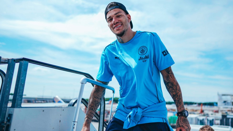 IN THE AIR : Ederson boards the plane