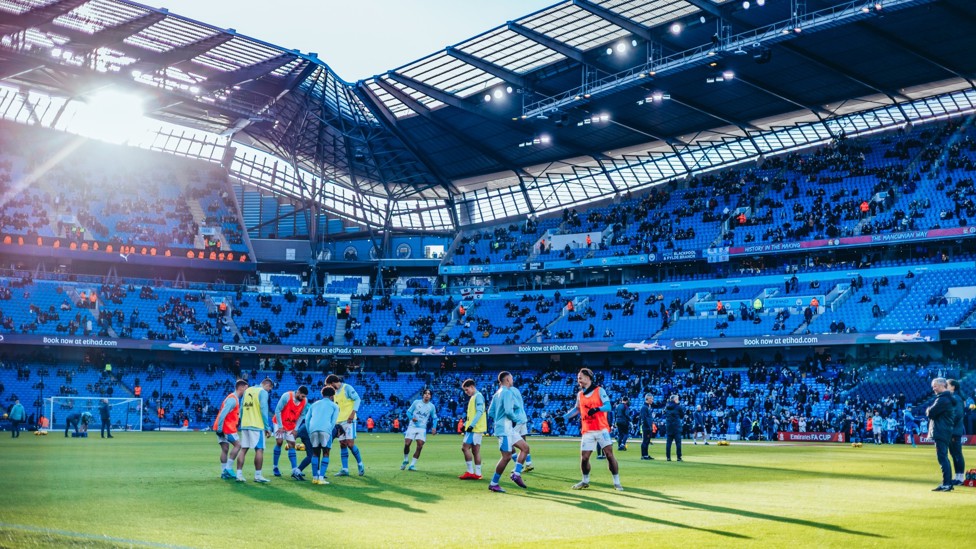 GET LOOSE : The players go through their pre-match drills.