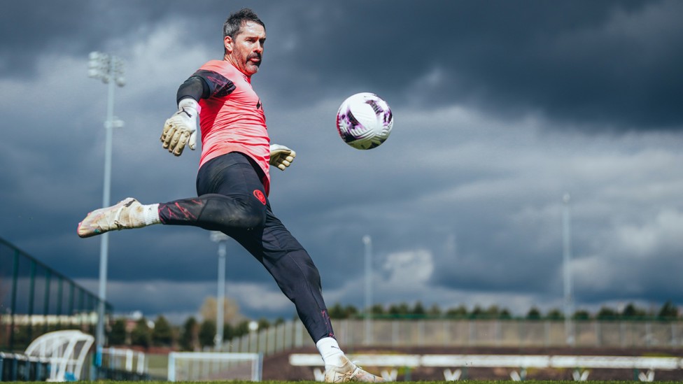 GK UNION : Scott Carson looks to send the ball long.