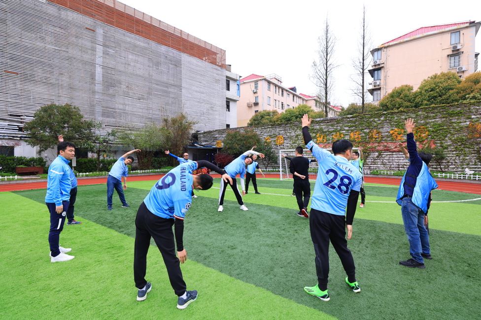 5 : Staff from Xylem participated in football and water mini games