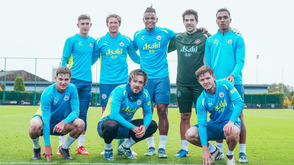 WINNERS : The traditional photo at the end of the small-sided match