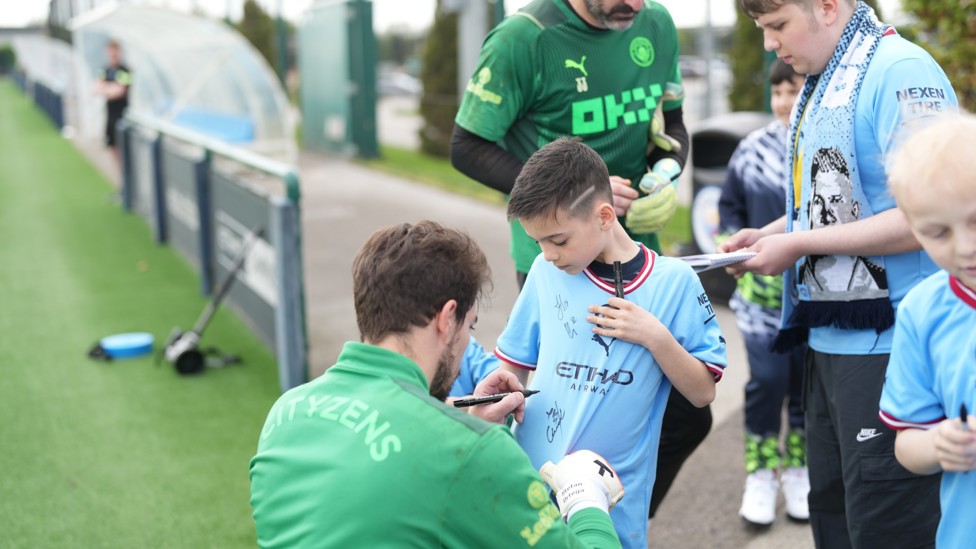 SHIRT SIGNING : A lucky fan meets our No.18