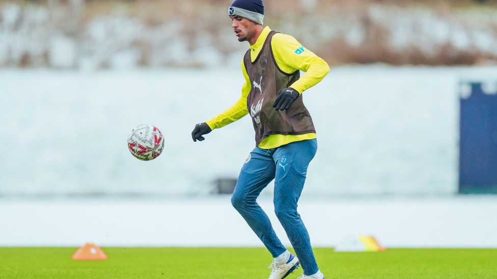 SPOT THE BALL : Matheus Nunes controls in the snow