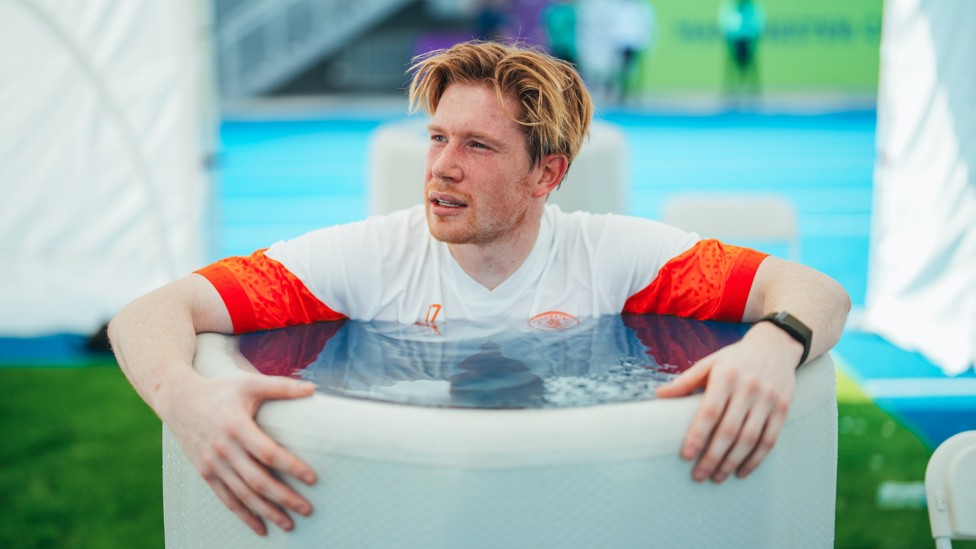 COOLER KING : Kevin De Bruyne takes an ice bath.