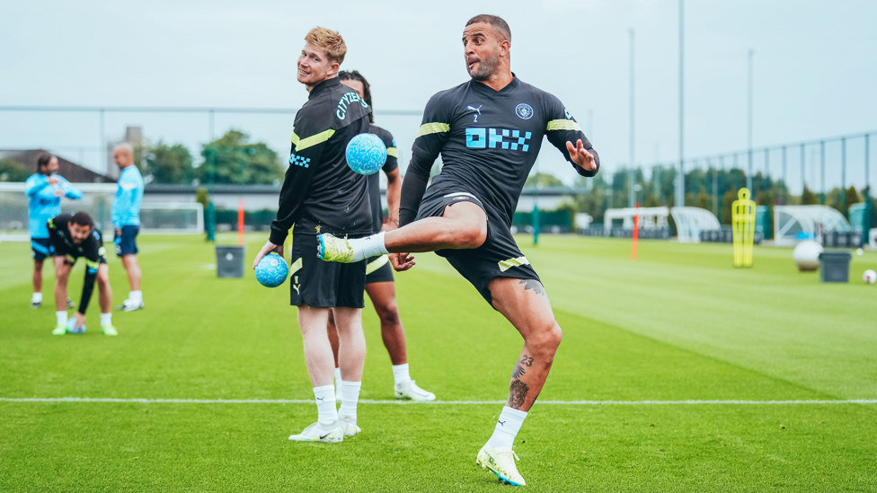 KDB keeps a close eye on Kyle's technique 