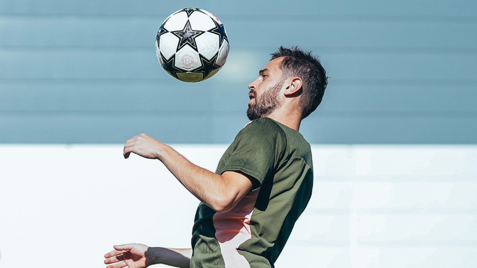 CLOSE CONTROL : Bernardo brings the ball down