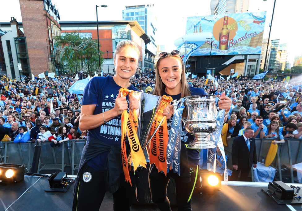 PARADE : Steph Houghton and Georgia Stanway show off our silverware at the parade in 2019.