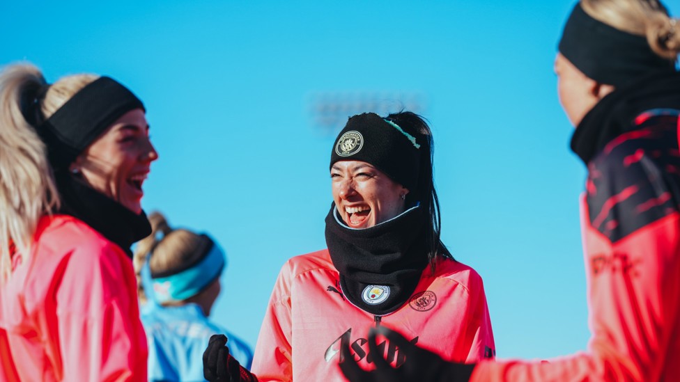 TEAM SPIRIT : Alex Greenwood, Leila Ouahabi and Alanna Kennedy found something amusing!