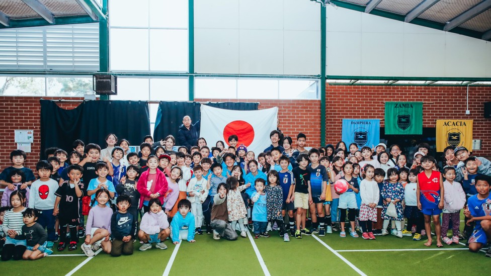 GROUP SHOT : Fujino, Hasegawa and Yamashita arrive at the primary school