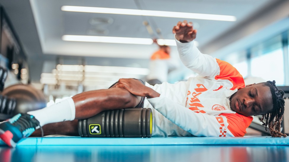 BENDING BELGIAN  : Doku stretches in the gym.