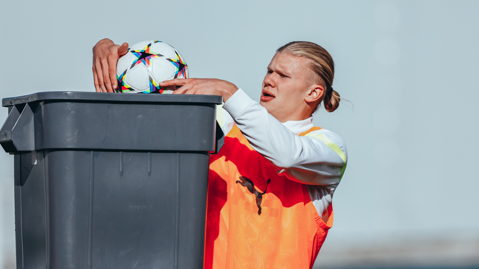 TOP BINS : Erling Haaland finds yet another way to score albeit with his hands this time!