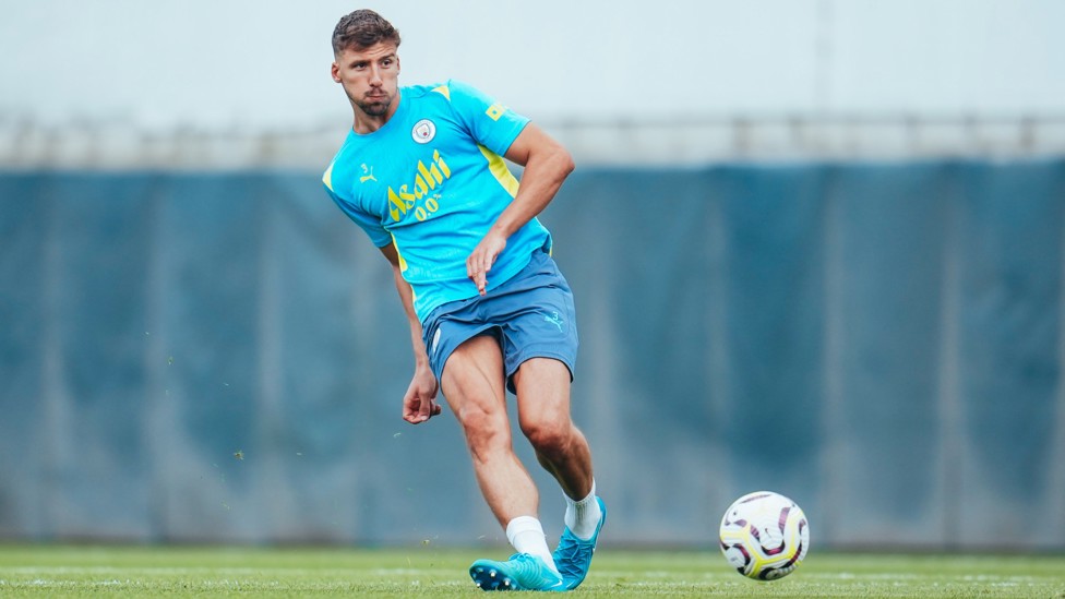 PRECISION : Ruben Dias plays a pass.