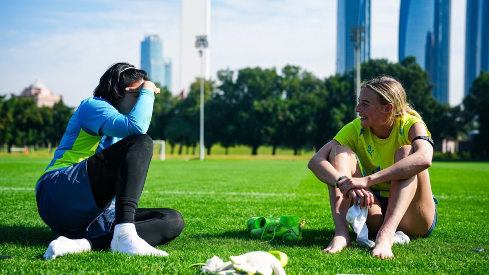 DEEP IN DISCUSSION : Ayaka Yamashita and Chloe Kelly chat after the session